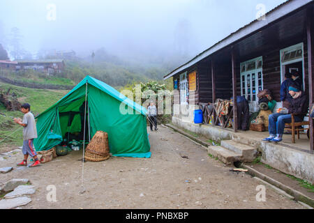 Tshoka Trekkeurs Hut - dans Goecha La Route de Trekking - Sikkim (Inde) Banque D'Images