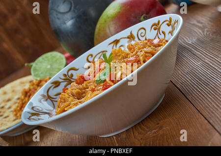 FooSev Tameta Shaak Nu , d set plat originaire du sud de l'Inde,Gujarati aigre-doux style curry tomate préparé avec de la tomate, sev, l'oignon et l'autre Indien c Banque D'Images