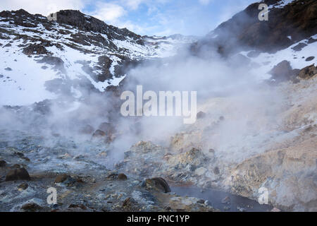 Sources chaudes, fumerolles et mudpots à Seltun zone géothermique à Krysuvik - Seltunshverir Krysuv kurhverir -'avec les sédiments minéraux de Reykjanes sur penin Banque D'Images