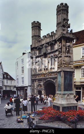 Des musiciens de musique classique d'effectuer à l'église Christ montrant Buttermarket Gate et le mémorial de guerre, Canterbury, Kent, England, UK. Circa 1980 Banque D'Images