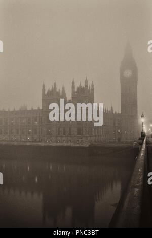 Le Palais de Westminster enveloppée de brouillard, London, England, UK Banque D'Images