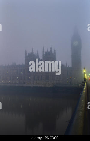 Le Palais de Westminster enveloppée de brouillard, London, England, UK Banque D'Images