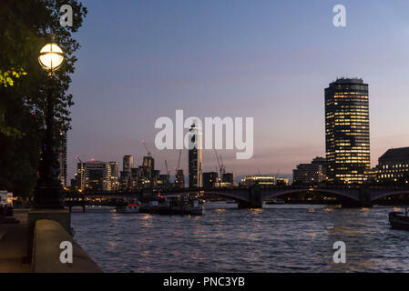 Vue sur la Tamise et Millbank et St George Wharf Tower at night, London, England, UK Banque D'Images