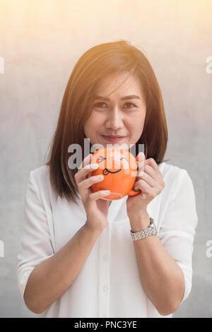 Les femmes asiatiques heureux profitez de la main heureuse mug boire du café. Banque D'Images