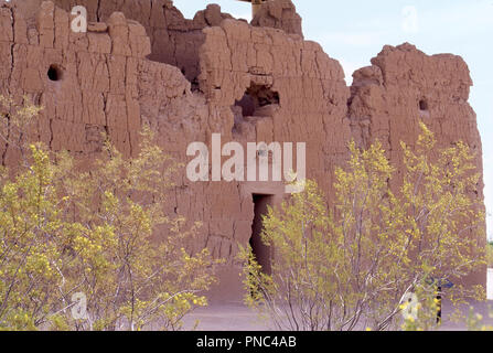 Hohokam ruines de Casa Grande, avec trous d'observatoire astronomique, l'Arizona. Photographie Banque D'Images