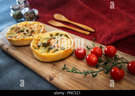 Quiche aux poireaux et saumon fumé Banque D'Images