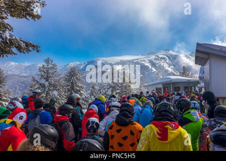 De nombreux skieurs en attente de téléski avec belle vue sur la montagne de Pirin, BANSKO - BULGARIE. Banque D'Images