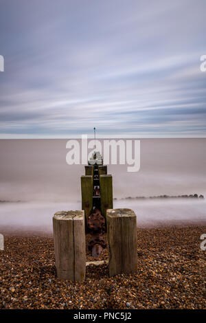 Longue exposition minimaliste face à la mer à Bawdsey, Suffolk, UK. Cadre contient beaucoup d'espace vide Banque D'Images