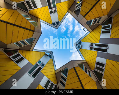 Maisons Cube Rotterdam - conçu par Piet Blom et construit dans les années 1970, à l'origine prévu que chaque maison représente un arbre, l'ensemble étant une forêt Banque D'Images