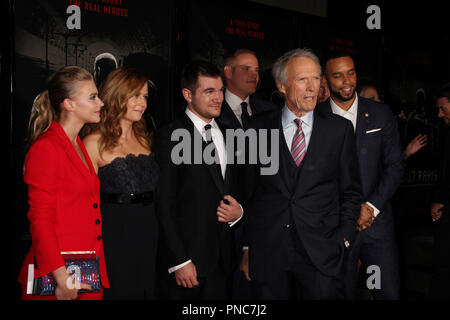 Jeanne Goursaud, Jenna Fischer, Alek Skarlatos, Spencer Stone, Clint Eastwood, Anthony Sadler 02/05/2018 La première mondiale de 'Les 15:17 à Paris" tenue à l'SJR Theatre at Warner Bros Studios de Burbank, Ca Photo par Izumi Hasegawa / HNW / PictureLux Banque D'Images