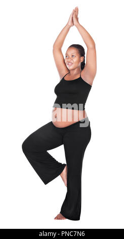 Femme africaine de faire des exercices de yoga femmes enceintes en bonne santé, vêtu de blanc et noir, isolated on white Banque D'Images