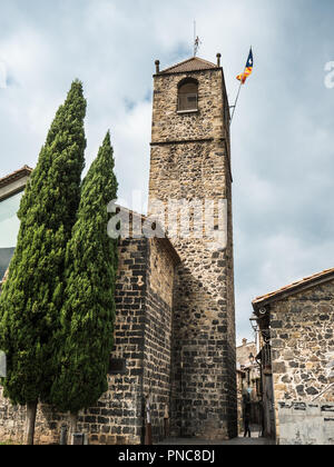 Vue verticale de la façade arrière de l'église de Sant Salvador dans Castellfolit de la Roca avec le drapeau indépendantiste catalan Banque D'Images