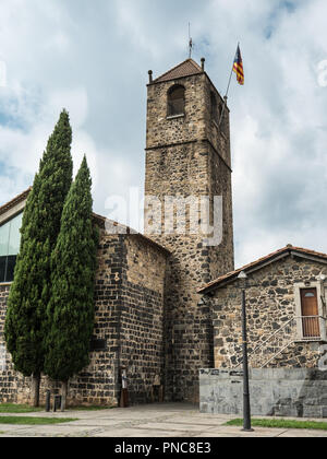 Vue verticale de la façade arrière de l'église de Sant Salvador dans Castellfolit de la Roca avec le drapeau indépendantiste catalan Banque D'Images