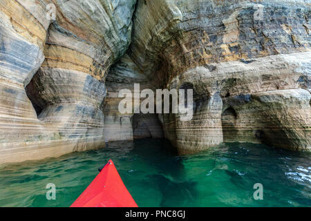 Un kayak rouge dans une grotte sous la mer du lac Supérieur au Château des mineurs Pictured Rocks National Lakeshore, dans la Péninsule Supérieure du Michigan. Munising, Michiga Banque D'Images