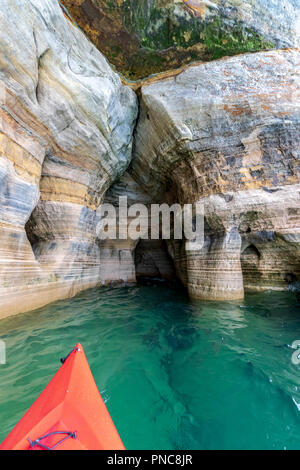 Kayak rouge et sous-vue d'une grotte sous la mer Château mineurs sur le lac Supérieur, près de Munising's Pictured Rocks National Lakeshore, dans le coin supérieur Penin Banque D'Images