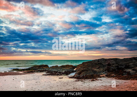 Coucher de soleil sur la plage à Tresaith dans Ceredigion, pays de Galles. Banque D'Images