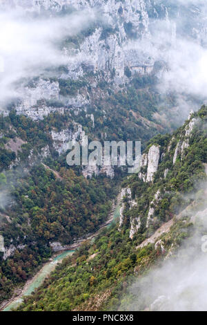 Gorges du Verdon / Gorges du Verdon canyon, un ravin rempli de brume matinale Bouches-du-Rhône, Provence-Alpes-Côte d'Azur, France Banque D'Images