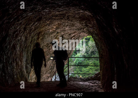 Deux marcheurs avec l'entrée de la flamme tunnel sur le sentier Martel chemin dans les Gorges du Verdon / Gorges du Verdon canyon, Provence-Alpes-Côte d'Azur, France Banque D'Images