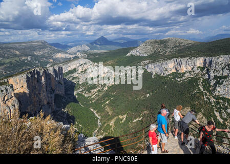 Les touristes à la recherche vers le bas dans les Gorges du Verdon / Gorges du Verdon canyon de belvedere le long de la Route des Crêtes, Provence-Alpes-Côte d'Azur, France Banque D'Images