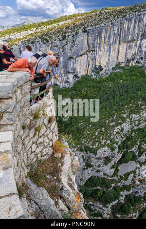 Les touristes à la recherche vers le bas dans les Gorges du Verdon / Gorges du Verdon canyon de belvedere le long de la Route des Crêtes, Provence-Alpes-Côte d'Azur, France Banque D'Images