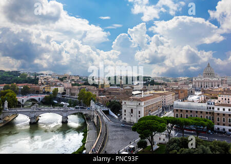 Vue sur la Cité du Vatican et du Ponte Vittorio Emanuele II sur le Tibre à Rome Banque D'Images