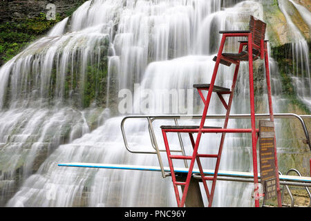 La chaise de sauveteur dans la piscine avec la partie inférieure de l'Enfield Falls Robert H. Treman State Park dans l'arrière-plan.New York.USA Banque D'Images