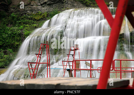 La chaise de sauveteur dans la piscine avec la partie inférieure de l'Enfield Falls Robert H. Treman State Park dans l'arrière-plan.New York.USA Banque D'Images