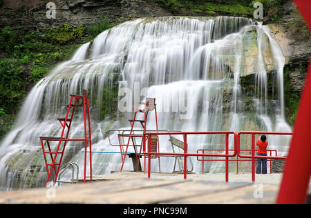 La chaise de sauveteur dans la piscine avec la partie inférieure de l'Enfield Falls Robert H. Treman State Park dans l'arrière-plan.New York.USA Banque D'Images