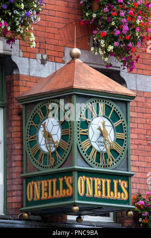Dublin, République d'Irlande - 13 août 2018 : une vue sur l'horloge sur l'extérieur de la M.J.O'Neill public house sur Suffolk Street à Dublin, le 1 Banque D'Images