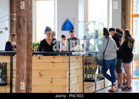 Les clients à l'intérieur des dégustations de vin dégustation grange près de Seneca Lake dans la région de Finger Lakes.New York.USA Banque D'Images