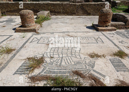 Rome. L'Italie. Ostia Antica. Mosaïque de marchand romain navire céréalier et deux mesures à grains, de Carales (Cagliari, Sardaigne), 1er/ 2ème ANNONCE de siècle, sur Piaz Banque D'Images