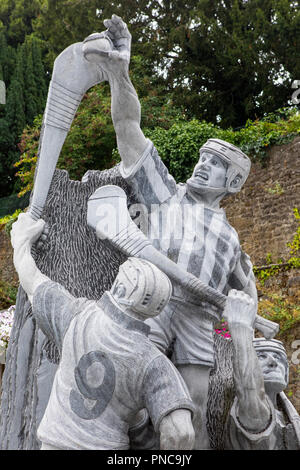 Kilkenny, République d'Irlande - 14 août 2018 : une statue de Hurling dans le centre historique de la ville de Kilkenny dans la République d'Irlande, dédié à tous ceux Banque D'Images