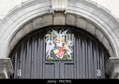 Kilkenny, République d'Irlande - August 14th 2018 : armoiries au-dessus de l'entrée avec le château dans le centre historique de la ville de Kilkenny, République d'Irlande Banque D'Images