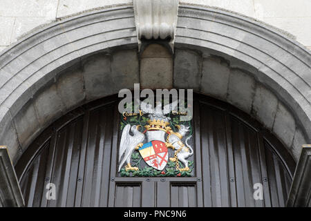 Kilkenny, République d'Irlande - August 14th 2018 : armoiries au-dessus de l'entrée avec le château dans le centre historique de la ville de Kilkenny, République d'Irlande Banque D'Images