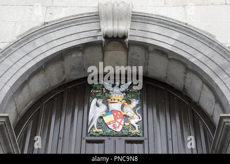 Kilkenny, République d'Irlande - August 14th 2018 : armoiries au-dessus de l'entrée avec le château dans le centre historique de la ville de Kilkenny, République d'Irlande Banque D'Images