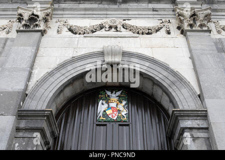 Kilkenny, République d'Irlande - August 14th 2018 : armoiries au-dessus de l'entrée avec le château dans le centre historique de la ville de Kilkenny, République d'Irlande Banque D'Images