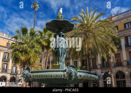 Fontaine classique des trois grâces à la Plaça Reial à Barcelone, Espagne Banque D'Images