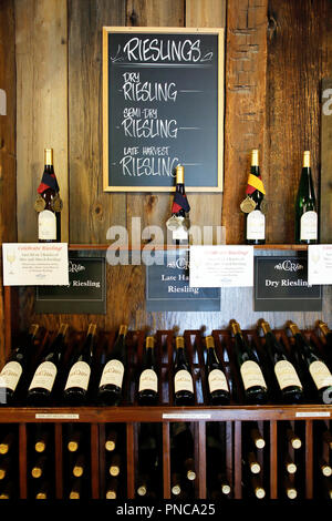 Vins afficher dans le magasin de vin et dégustation de grange Chateau Lafayette Reneau Winery.Seneca Lake.La région de Finger Lakes. New York.USA Banque D'Images