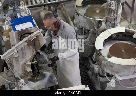 Waterford, République d'Irlande - 15 août 2018 : Le Département d'inspection de la qualité dans le Waterford Crystal Factory, dans la ville de Waterford, Repub Banque D'Images