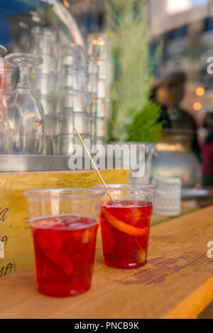 Deux verres en plastique de l'Aperol Spritz cocktail sur la table dans un bar en plein air à Venise, Italie. Banque D'Images
