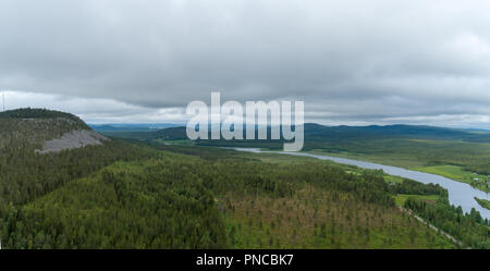 Aavasaksa Mountain dans le nord de la Finlande sur une journée de l'air vu moody Banque D'Images