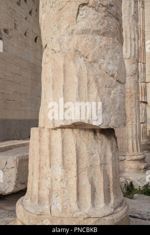 Vue rapprochée de l'ancienne colonne dorique dans le Parthénon sur l'Acropole de nuit à Athènes, Grèce Banque D'Images