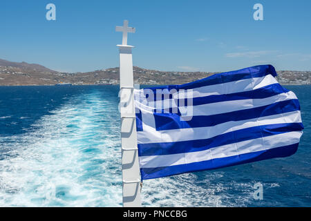Le drapeau national de la Grèce des vagues dans le vent à l'arrière de la gare maritime de Banque D'Images
