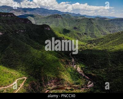 Vista aerea. Verde Paisaje y arroyo en un dia nublado, durante Expedición en Madrense Découverte La Mesa Tres Rios, Sonora au Mexique. La Sierra Madre Occiden Banque D'Images