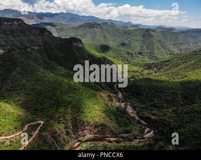 Vista aerea. Verde Paisaje y arroyo en un dia nublado, durante Expedición en Madrense Découverte La Mesa Tres Rios, Sonora au Mexique. La Sierra Madre Occiden Banque D'Images