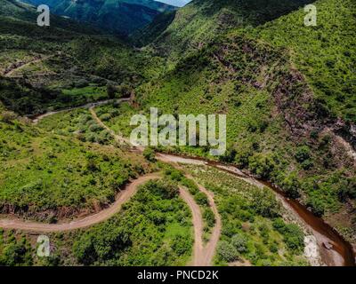 Vista aerea. Verde Paisaje y arroyo en un dia nublado, durante Expedición en Madrense Découverte La Mesa Tres Rios, Sonora au Mexique. La Sierra Madre Occiden Banque D'Images