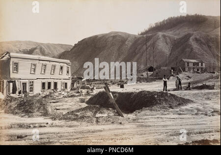 Te Wairoa, McRae's Hotel, le whare et Terrace Hotel. Date/période : 1886. Photographys. L'albumine. Hauteur : 192 mm (7,55 in) ; Largeur : 292 mm (11,49 po). Auteur : George Valentin. Banque D'Images