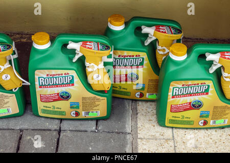 Roundup Weedkiller Spray flacon dans le magasin glyphosate, herbicide, chimique Banque D'Images