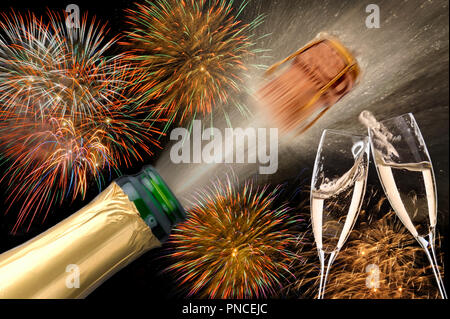 Splashing bouteille de champagne avec le vol d'artifice et bouchon de liège Banque D'Images