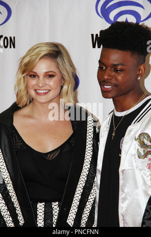 Olivia Holt et Aubrey Joseph promouvoir le manteau de Marvel & Dagger au jour 1 d'Anaheim 2018 WonderCon. Tenue à l'Anaheim Convention Center, à Anaheim, CA. Le 23 mars 2018. Photo par : Richard Chavez / PictureLux Banque D'Images